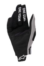 Alpinestars 2025 Radar Pro Gloves, guanti da motocross, nero con accenti grigi, vista del palmo con la scritta 'ONE GOAL ONE VISION' stampata sulle dita, materiale in pelle scamosciata sintetica, design minimalista per prestazioni off-road