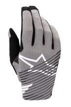 Guanti Alpinestars 2025 Radar Pro, guanti da motocross, grigio con accenti neri e bianchi, caratterizzati da dorso in mesh traspirante elasticizzato a 4 vie, logo con stella bianca, design a strisce diagonali nere, stile racing minimalista