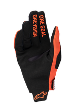 Guanti Alpinestars Radar Pro 2025, guanti da motocross, arancione e nero, vista del palmo con la scritta 'ONE GOAL ONE VISION' sulle dita e logo arancione sul polso, costruzione in pelle scamosciata sintetica e rete traspirante per prestazioni fuoristrada.