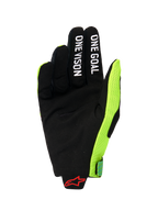 Alpinestars 2026 Radar Pro Gloves, vista del palmo di un guanto da motocross, pelle scamosciata sintetica nera con scritte bianche 'ONE GOAL' e 'ONE VISION' sulle dita, pannello laterale in mesh giallo fluo acceso, logo Alpinestars rosso sul polso, equipaggiamento tecnico minimalista per la guida fuoristrada