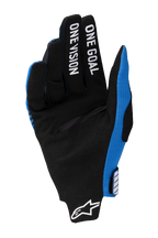 Guanti Alpinestars Radar Pro 2025, guanti da motocross, blu e nero, vista del palmo in pelle scamosciata sintetica nera, scritta bianca "ONE GOAL ONE VISION" stampata sulle dita, logo Alpinestars bianco sul polso, design leggero per corse fuoristrada
