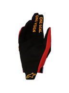Alpinestars Guanti Radar Pro 2027, guanti da motocross da uomo, rosso e nero, palmo in pelle scamosciata sintetica con grafica One Goal One Vision sulle dita.