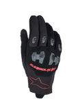 Guanti Alpinestars 2026 Pro-Dura, guanti da motocross ed enduro, nero e rosso acceso, con protezioni per nocche e dita in TPR grigio a motivo esagonale, dorso in mesh traspirante, scritta Alpinestars rossa e logo a stella bordeaux sul polsino