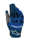 Alpinestars 2026 Pro-Dura Gloves, guanti da motocross ed enduro, blu navy, azzurro brillante e bianco, con protezione nocche in TPR a due pezzi, costruzione multi-pannello elasticizzata, logo Alpinestars bianco sul polsino e branding sul dorso, design tecnico da fuoristrada