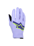 Alpinestars Supertech MX Gloves, guanti da motocross racing, viola lavanda e giallo fluo, con un grande logo a stella blu navy e giallo neon, dorso traforato al laser per la traspirabilità, design leggero monostrato elasticizzato per corse off-road.