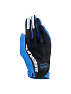 Guanti Alpinestars Supertech MX, guanti da motocross, blu Ucla e blu scuro con accenti bianchi, vista del palmo con materiale traforato nero, logo Alpinestars bianco, inserti grip in silicone sulle dita e testo tecnico, attrezzatura professionale per corse fuoristrada