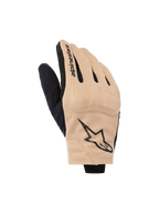 Guanti Alpinestars Reef V2, guanti da moto, color sabbia e nero, design urbano a polsino corto in tessuto elasticizzato ventilato, logo a stella nero sul dorso e scritta Alpinestars sull'indice, moderno abbigliamento da strada
