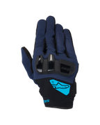 Guanti Alpinestars Chrome V2, guanti da moto, blu scuro e nero, con protezione nocche rigida in TPU, logo Alpinestars ciano brillante sul polso, abbigliamento urbano a polsino corto