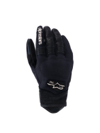 Guanti Alpinestars Tracker, guanti da moto neri, vista del dorso con costruzione in tessuto elasticizzato, dettagli in pelle traforata su dita e polso, marchio bianco sull'indice, logo Alpinestars con 1963 sul dorso, area delle nocche imbottita, design urban a polsino corto