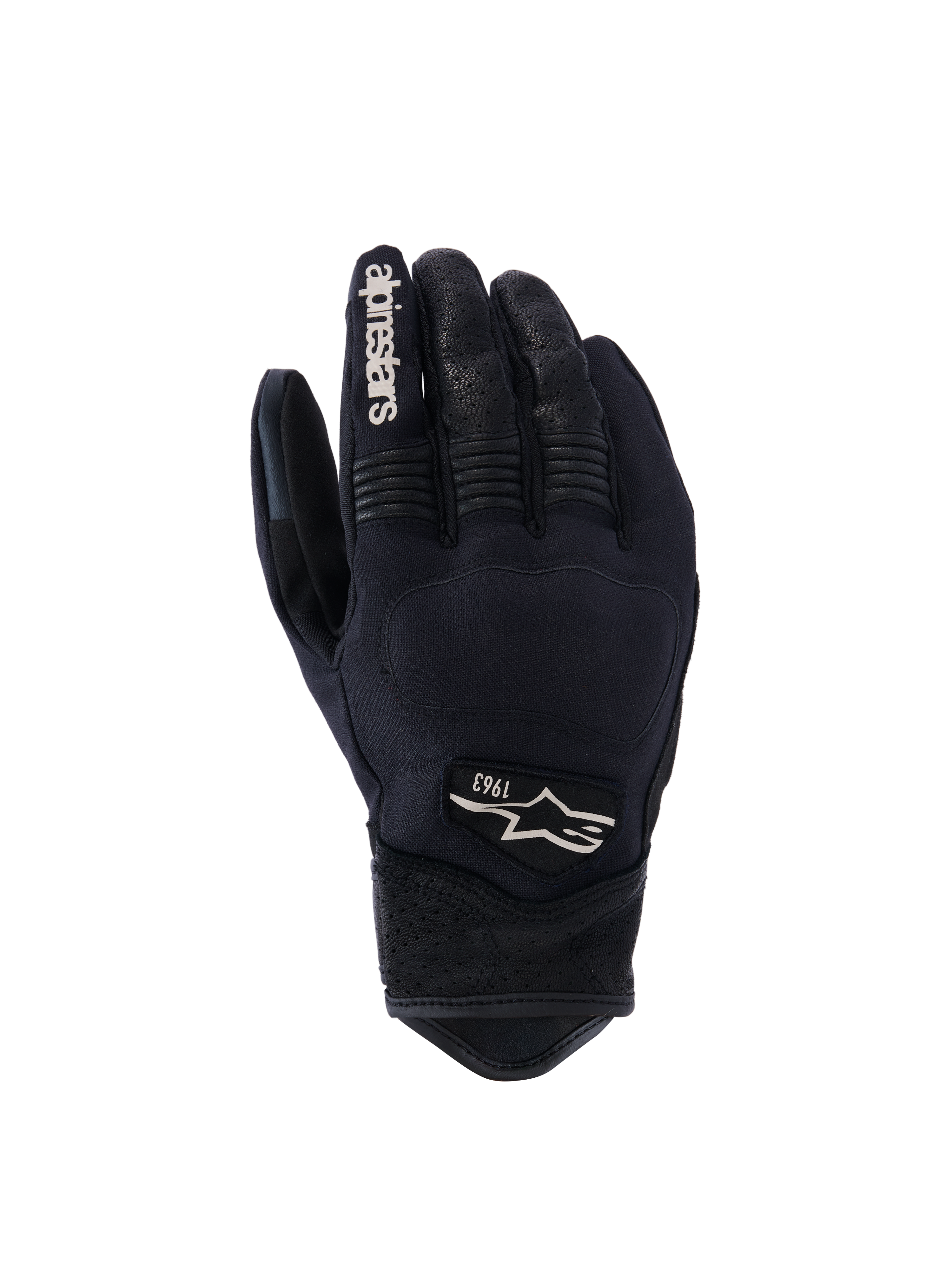 Guanti Alpinestars Tracker, guanti da moto neri, vista del dorso con costruzione in tessuto elasticizzato, dettagli in pelle traforata su dita e polso, marchio bianco sull'indice, logo Alpinestars con 1963 sul dorso, area delle nocche imbottita, design urban a polsino corto