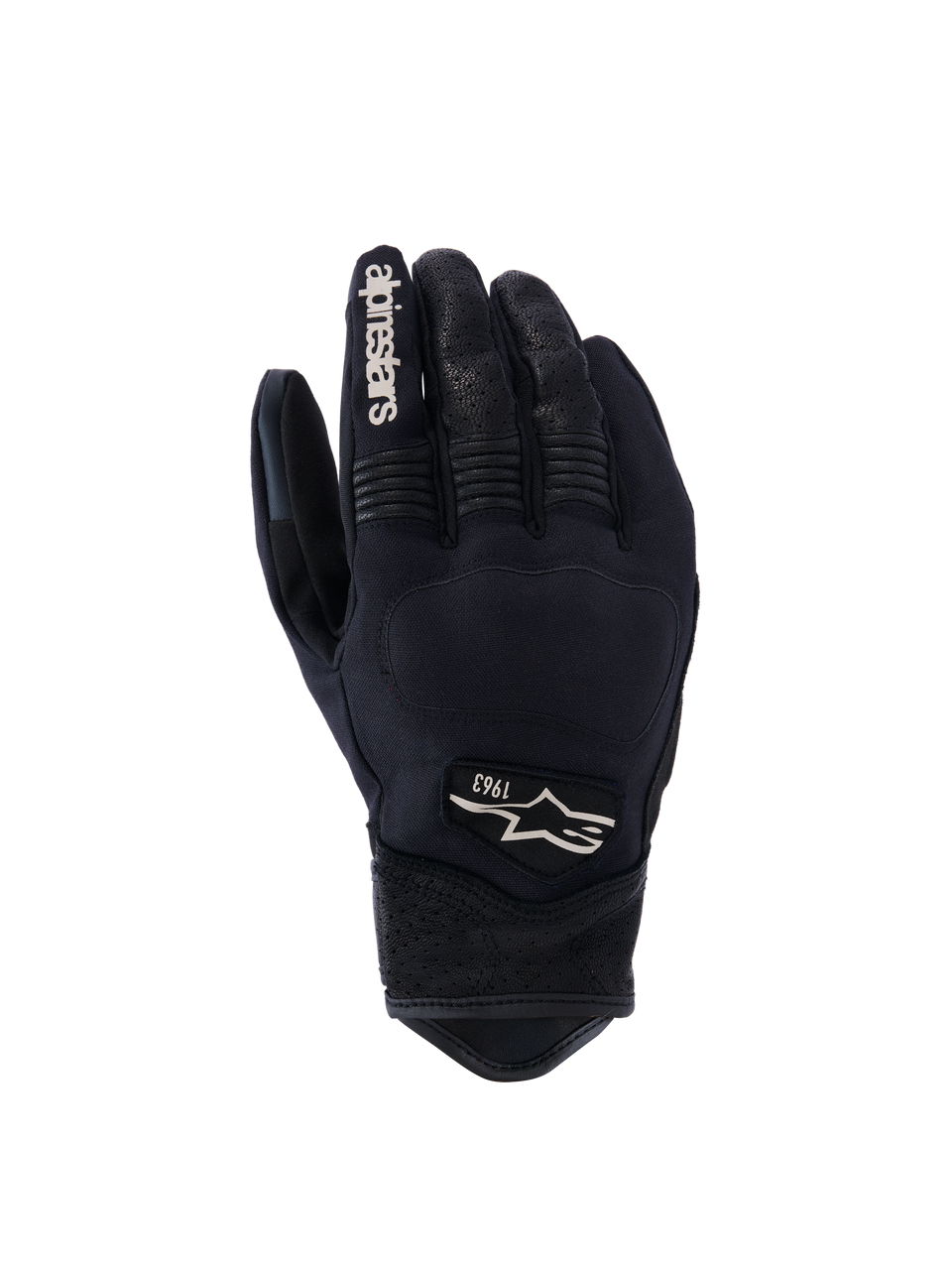 Guanti Alpinestars Tracker, guanti da moto neri, vista del dorso con costruzione in tessuto elasticizzato, dettagli in pelle traforata su dita e polso, marchio bianco sull'indice, logo Alpinestars con 1963 sul dorso, area delle nocche imbottita, design urban a polsino corto