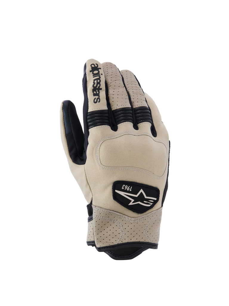 Alpinestars Tracker Gloves, guanti da moto beige e neri, design ventilato con perforazioni, impugnature testurizzate nere sulle dita, logo stella e 1963 sul dorso della mano