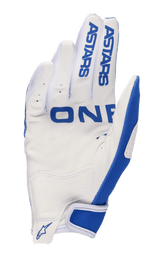 Alpinestars 2023 Radar Gloves, guanti da motocross, blu UCLA e bianco, vista del palmo in camoscio sintetico bianco con dettagli blu, marchio ASTARS sulle dita, palmo traforato per la traspirabilità e cinturino in velcro sul polso