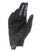 Guanti Alpinestars Radar 2025, guanti da motocross, nero, vista del palmo con scritte bianche 'ONE GOAL' e 'ONE VISION' sulle dita, palmo in camoscio sintetico, logo a stella bianco sulla chiusura del polso senza cuciture, design off-road minimalista