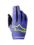 Guanti Alpinestars Radar 2026, guanti da motocross, viola e giallo fluo, vista del dorso con prominente logo a stella Alpinestars giallo, inserti tra le dita neri e struttura in leggero tessuto elasticizzato per corse fuoristrada