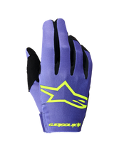 Guanti Alpinestars Radar 2026, guanti da motocross, viola e giallo fluo, vista del dorso con prominente logo a stella Alpinestars giallo, inserti tra le dita neri e struttura in leggero tessuto elasticizzato per corse fuoristrada