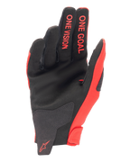 Alpinestars 2025 Radar Gloves, guanti da motocross, Rosso Marte e nero, vista del palmo in camoscio sintetico, scritte rosse 'ONE GOAL' e 'ONE VISION' sulle dita, logo rosso sul polso, equipaggiamento performante da fuoristrada