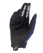 Guanti Alpinestars Radar 2025, guanti da motocross, blu notte e bianco, vista del palmo con rinforzi in camoscio sintetico e scritta bianca 'ONE GOAL ONE VISION' sulle dita, logo Alpinestars bianco sulla linguetta di chiusura
