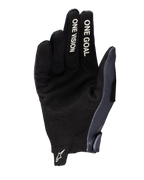 Alpinestars Guanti Radar 2025, guanti da motocross, grigio e Dark Camo, vista del palmo con costruzione in pelle scamosciata sintetica, scritte bianche 'ONE VISION' e 'ONE GOAL' sulle dita e logo Astars bianco sulla linguetta del polso