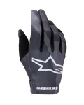 Guanti Alpinestars Radar 2025, guanti da motocross, motivo Dark Camo in tonalità di grigio, con un grande logo a stella bianco sul dorso e scritta Alpinestars sul polsino, costruzione leggera ed elasticizzata per prestazioni off-road