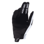 Alpinestars Guanti Radar 2025, guanti da motocross, grigio e nero, vista del palmo in camoscio sintetico, testo 'ONE GOAL ONE VISION' su indice e medio, logo bianco sul tirante del polso, design resistente per corse fuoristrada