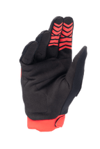 Guanti Alpinestars Honda Full Bore, guanti da motocross, rosso e nero, vista del palmo in pelle scamosciata sintetica con inserti antiscivolo in silicone rosso sulle punte delle dita, polsino elasticizzato rosso, design resistente per il fuoristrada