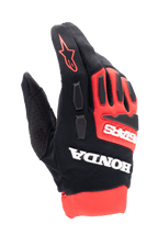 Guanti Alpinestars Honda Full Bore, guanti da motocross, rosso acceso e nero, loghi bianchi Honda e Astars in evidenza, protezioni per le nocche in TPR, struttura in tessuto elasticizzato traspirante, logo a stella rosso sul dito, design sportivo da corsa fuoristrada