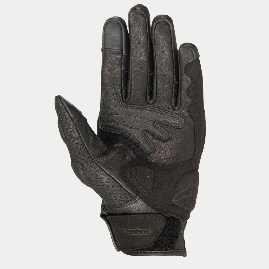 Guanti Alpinestars Mustang V2, guanti da moto in pelle nera, vista del palmo che mostra pelle traforata, rinforzi in camoscio sintetico e chiusura del polso con gancio e passante, abbigliamento per guida urbana