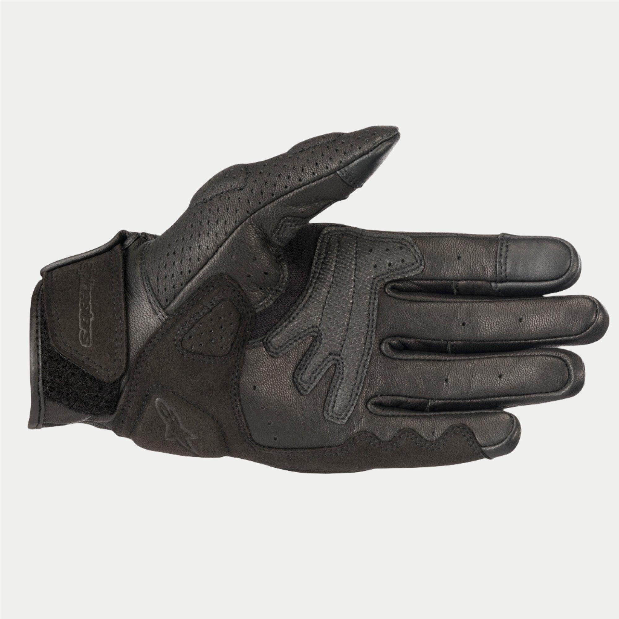 Guanti Alpinestars Mustang V2, guanti da moto in pelle nera, vista del palmo che mostra pelle traforata, rinforzi in camoscio sintetico e chiusura del polso con gancio e passante, abbigliamento per guida urbana