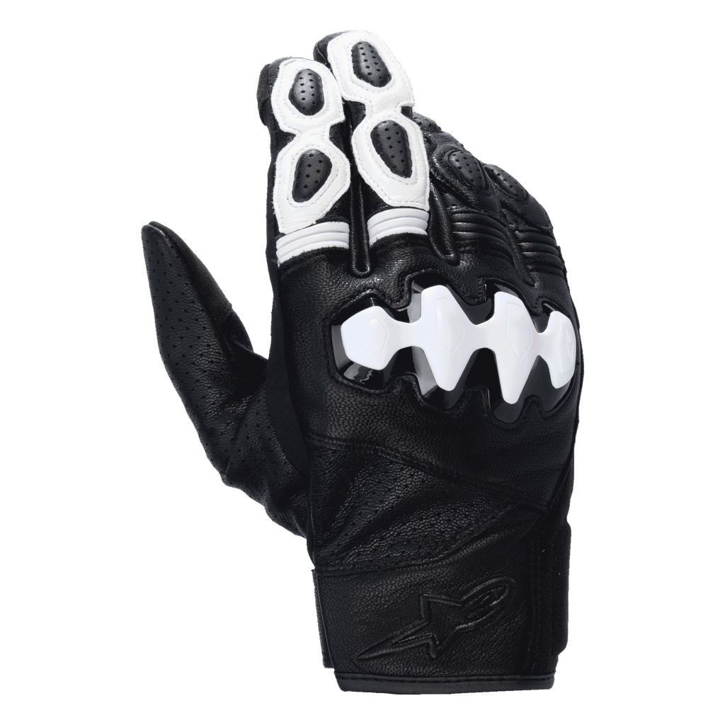 Guanti Alpinestars Celer V3, guanti da moto a polsino corto, nero e bianco, con protezione nocche rigida segmentata bianca, pelle di capra traforata, dettagli bianchi sulle dita e logo goffrato sul polso