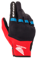 Alpinestars Honda Copper Glove, guanti da moto, nero e rosso acceso con accenti blu, logo Honda ad ala sul dorso, marchio Alpinestars sull'indice, costruzione in mesh con dettagli a fisarmonica sulle dita, stile urbano a polsino corto