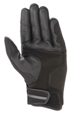 Guanti Alpinestars Chrome, guanti da moto, colorazione Black Forest, vista del palmo con struttura in pelle rinforzata e camoscio sintetico, inserto in mesh sul pollice, polsino corto con chiusura in velcro regolabile e dettaglio riflettente.