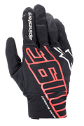 Guanti Alpinestars Aragon, guanti da moto urban, nero e rosso brillante, con grande grafica stilizzata MM93 e firma di Marc Marquez sul polso, logo Alpinestars bianco, in tessuto elasticizzato leggero e traspirante.