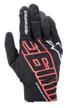 Guanti Alpinestars Aragon, guanti da moto urban, nero e rosso brillante, con grande grafica stilizzata MM93 e firma di Marc Marquez sul polso, logo Alpinestars bianco, in tessuto elasticizzato leggero e traspirante.