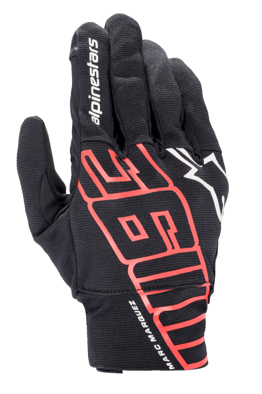 Guanti Alpinestars Aragon, guanti da moto urban, nero e rosso brillante, con grande grafica stilizzata MM93 e firma di Marc Marquez sul polso, logo Alpinestars bianco, in tessuto elasticizzato leggero e traspirante.
