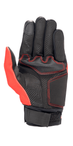 Guanti Alpinestars Aragon in rosso acceso e nero, vista del palmo con costruzione in camoscio sintetico, cuciture rosse a contrasto, timbro a caldo con motivo a labirinto su dita e palmo e cinturino da polso in tessuto nero.