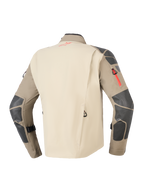 Giacca Alpinestars Nazca 3L GORE-TEX PRO, Walnut Rock Brown, vista posteriore che mostra il pannello posteriore color sabbia e le maniche marroni con rinforzi grigio scuro su spalle e gomiti, cerniera rossa e dettagli del logo, abbigliamento adventure touring resistente per moto