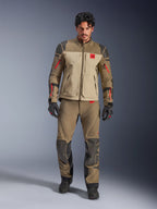 Giacca Alpinestars Nazca 3L GORE-TEX PRO, Walnut Rock Brown, giacca da moto adventure indossata con pantaloni e guanti coordinati, con dettagli delle cerniere rossi, logo 'All Terra' sul petto e costruzione in tessuto robusto.
