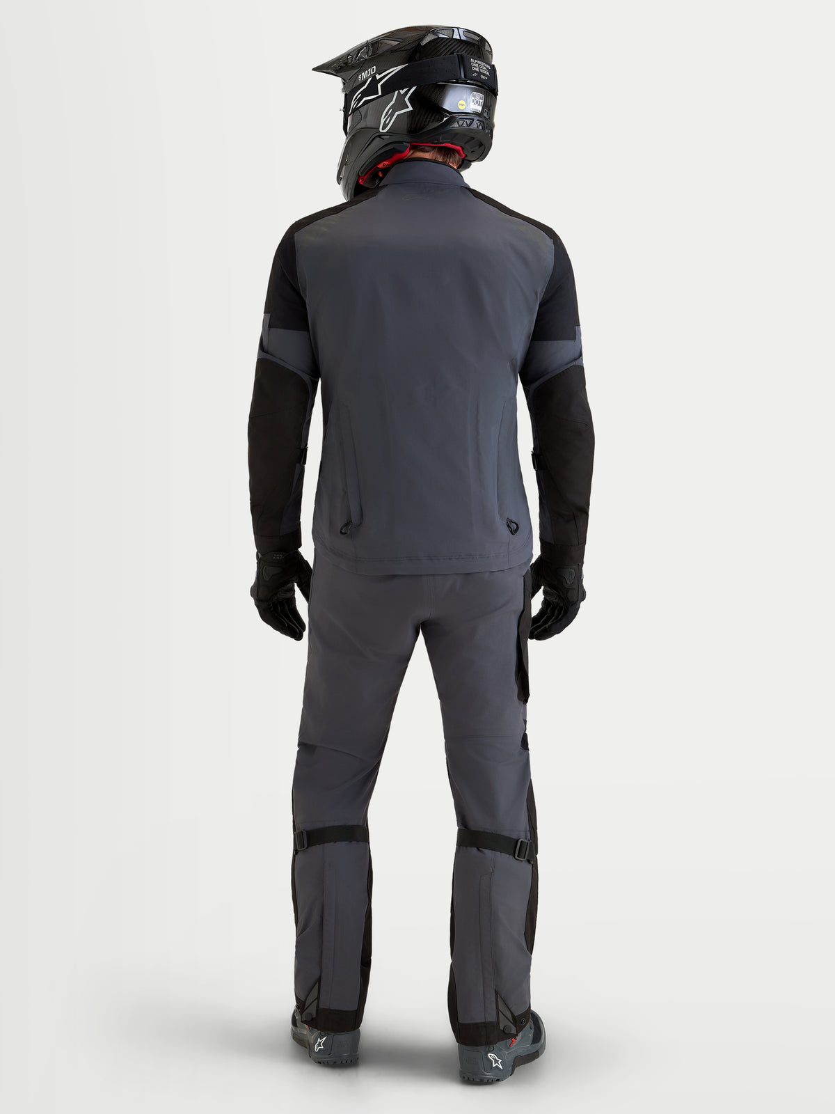 Alpinestars Arenis Gore-Tex Gear Set, completo da moto adventure touring da uomo, grigio scuro e nero, vista posteriore su un modello che indossa casco e abbigliamento da guida coordinati, abbigliamento GORE-TEX impermeabile