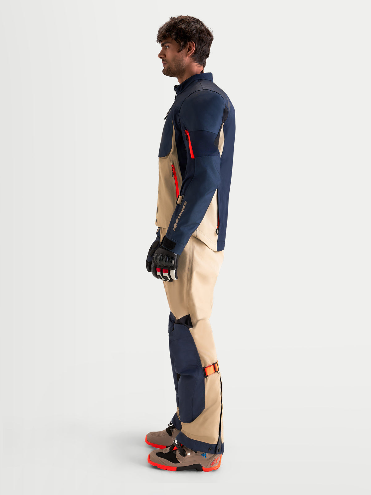 Alpinestars Arenis Gore-Tex Giacca, giacca da moto adventure da uomo in blu navy e alluminio, vista di profilo laterale che mostra la struttura in tessuto impermeabile, le cerniere di ventilazione sulle braccia e le protezioni CE