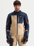 Alpinestars Arenis Gore-Tex Giacca, giacca da moto adventure da uomo in blu navy e alluminio, vista frontale su un modello che indossa guanti e attrezzatura abbinati, con struttura in tessuto impermeabile