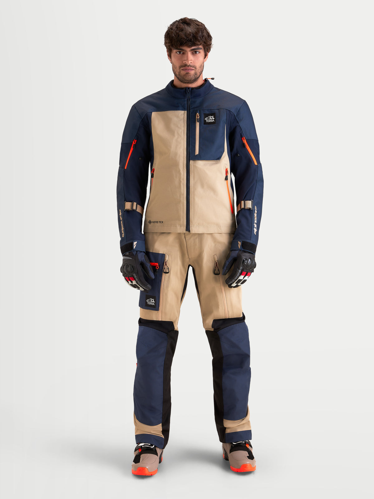 Alpinestars Arenis Gore-Tex Giacca, giacca da moto adventure da uomo in blu navy e alluminio, vista frontale con struttura impermeabile e protezioni
