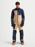 Alpinestars Arenis Gore-Tex Gear Set, giacca e pantaloni da moto adventure da uomo in blu notte e alluminio, vista frontale su un modello che indossa abbigliamento tecnico coordinato e guanti