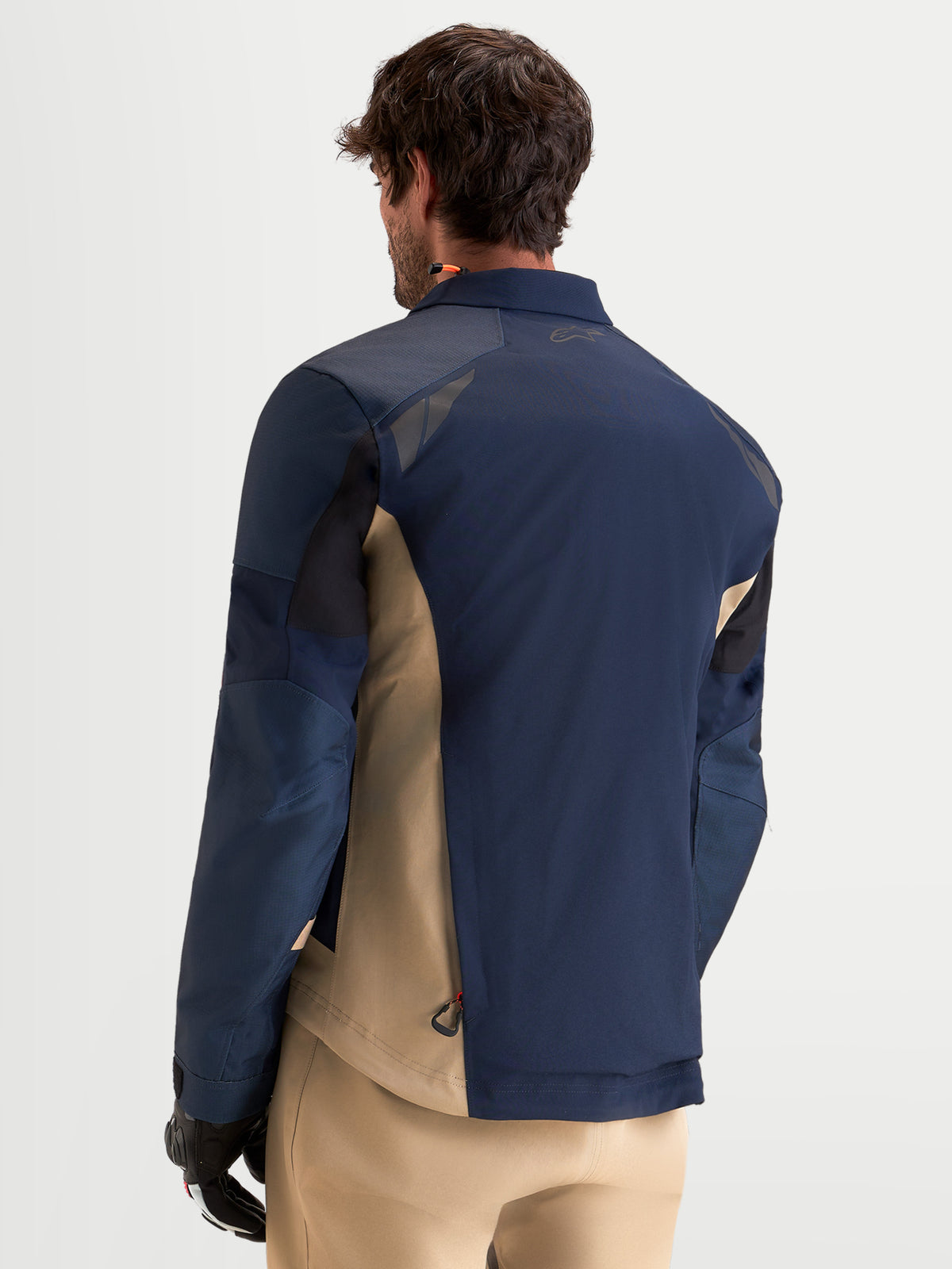 Alpinestars Arenis Gore-Tex Giacca, giacca da moto adventure da uomo in blu scuro e beige, vista posteriore che mostra la struttura in tessuto impermeabile e i dettagli riflettenti