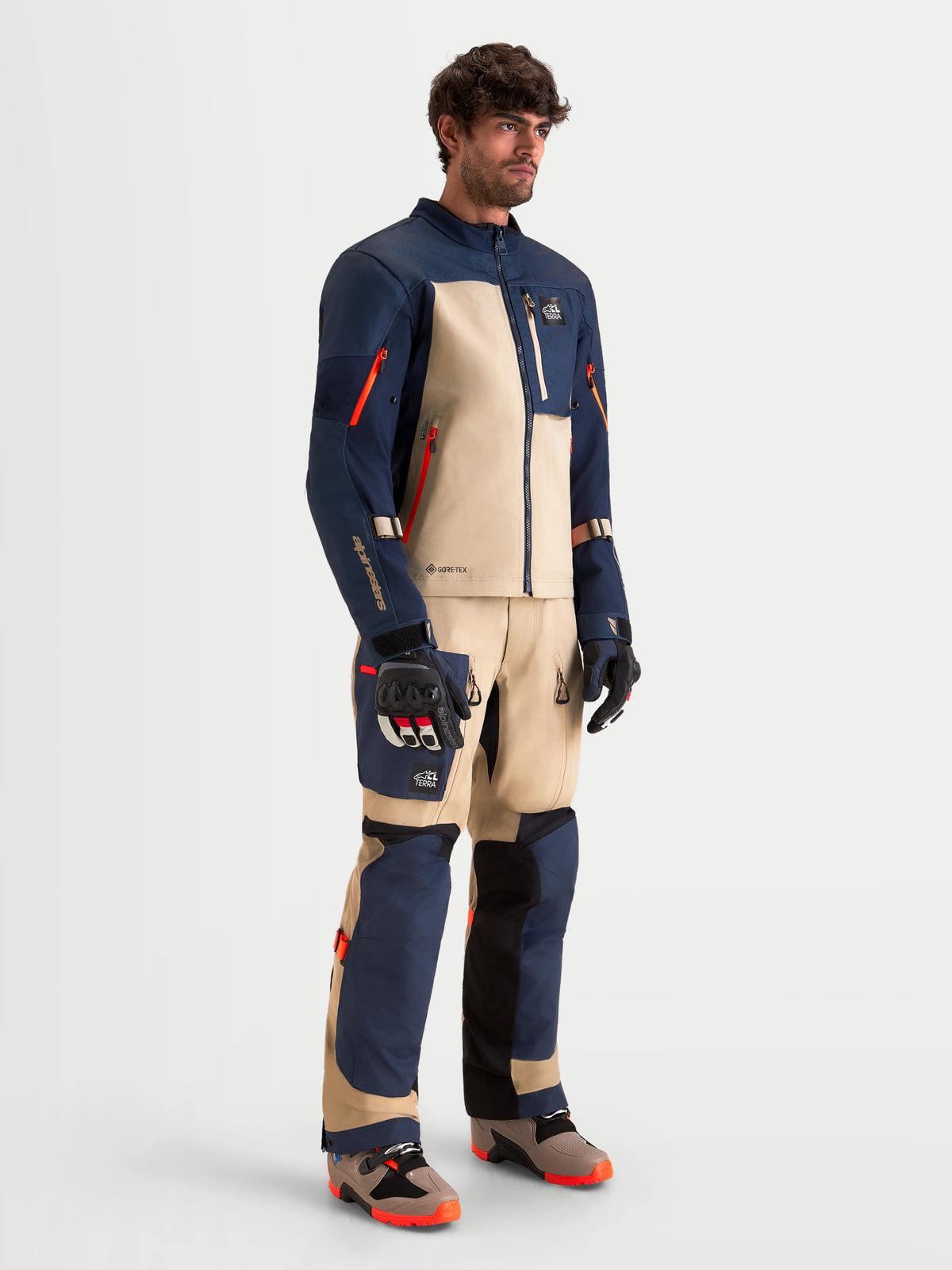 Alpinestars Arenis Gore-Tex Giacca, giacca da moto adventure da uomo in blu scuro e alluminio, con struttura laminata GORE-TEX 2L e protezione certificata CE indossata da un modello