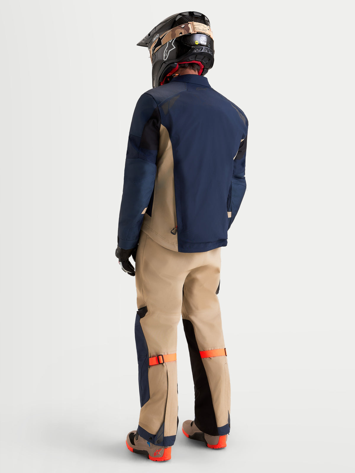 Alpinestars Arenis Gore-Tex Giacca, giacca da moto adventure da uomo in blu navy e alluminio, vista posteriore che mostra la struttura in tessuto impermeabile e le prese d'aria posteriori integrate