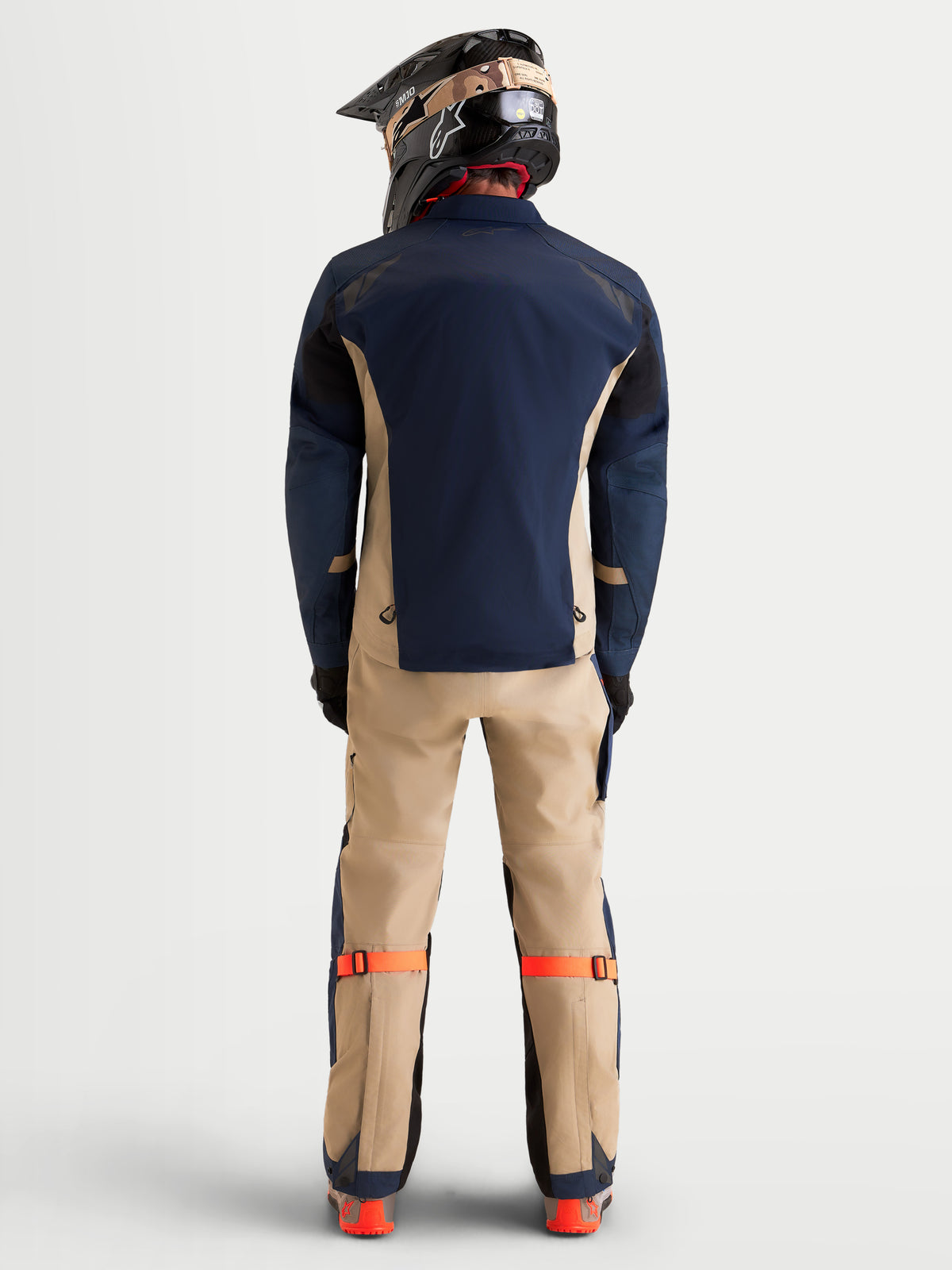 Alpinestars Arenis Gore-Tex Giacca, giacca da moto adventure da uomo, blu scuro e beige, vista posteriore che mostra la struttura impermeabile e il casco abbinato