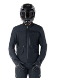 Alpinestars St-7 Prime GORE-TEX Jacket, giacca da moto touring nera, impermeabile e traspirante, zip frontale e tasche multiple, indossata con casco e guanti coordinati, protezione premium per tutte le condizioni atmosferiche