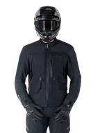 Alpinestars St-7 Prime GORE-TEX Jacket, giacca da moto touring nera, impermeabile e traspirante, zip frontale e tasche multiple, indossata con casco e guanti coordinati, protezione premium per tutte le condizioni atmosferiche