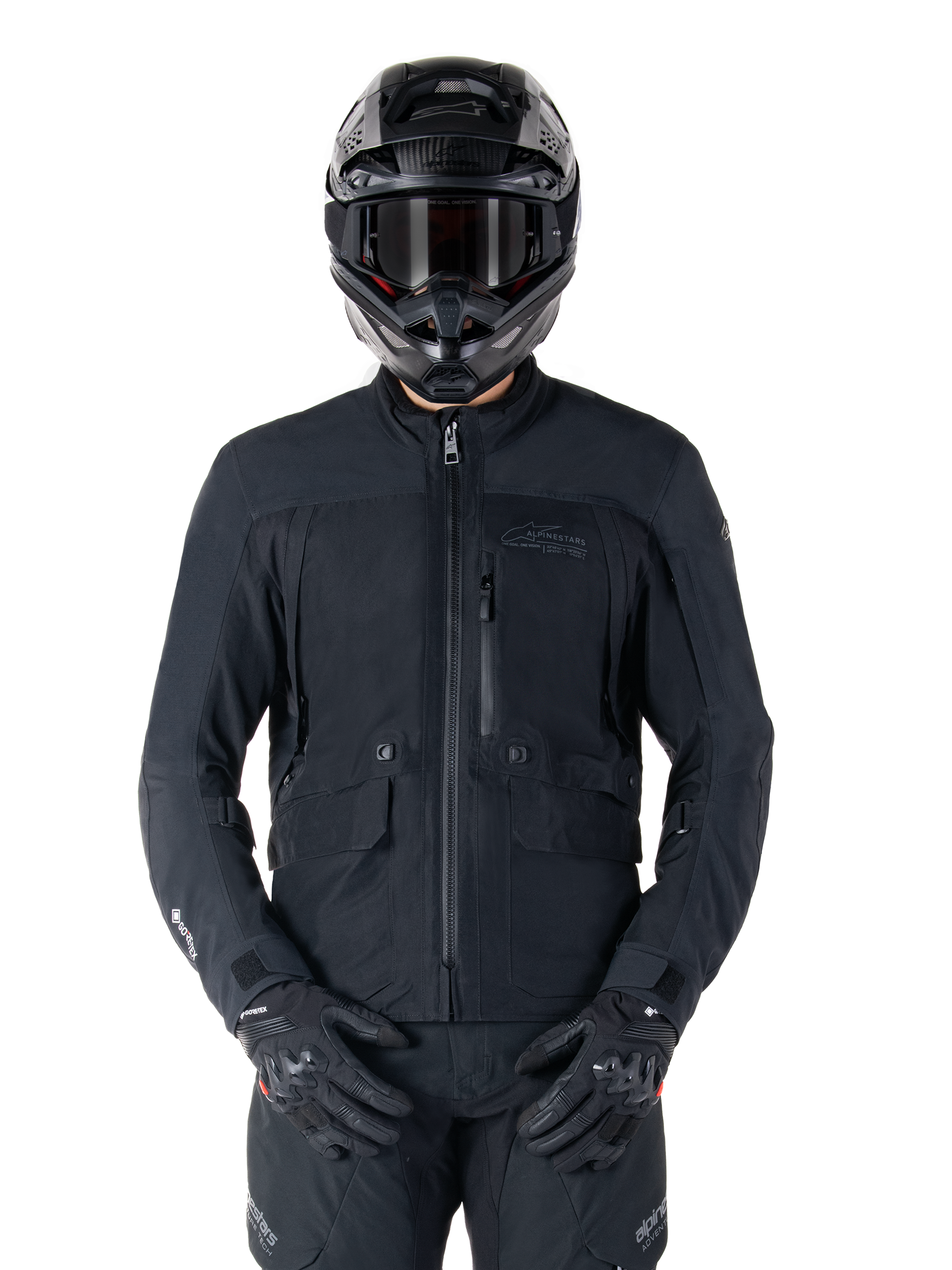 Alpinestars St-7 Prime GORE-TEX Jacket, giacca da moto touring nera, impermeabile e traspirante, zip frontale e tasche multiple, indossata con casco e guanti coordinati, protezione premium per tutte le condizioni atmosferiche